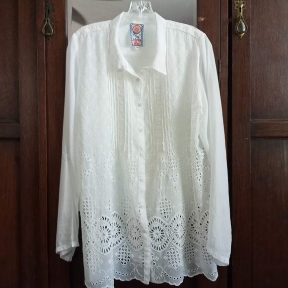 JOHNNY WAS White Embroidered Eyelet Tunic Top SZ M Adjustable Sleeves Pintuck - Picture 11 of 11